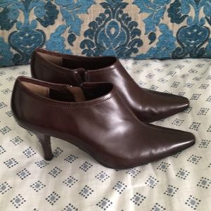 Anne Klein iflex brown booties - size 8